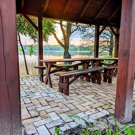 Letniskowy Nad Jeziorem Apartment